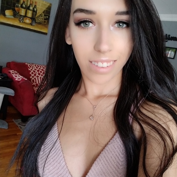 24" Black Wavy Lace Front Wig | BELLA - Picture 6 of 8